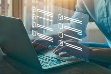 Personne remplissant un questionnaire en ligne sur un ordinateur portable, symbolisé par des cases à cocher virtuelles à l'écran